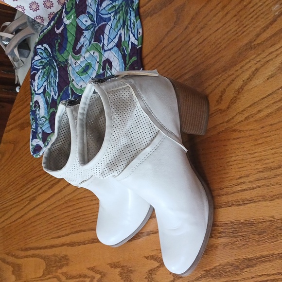 White Mountain booties - Picture 7 of 7